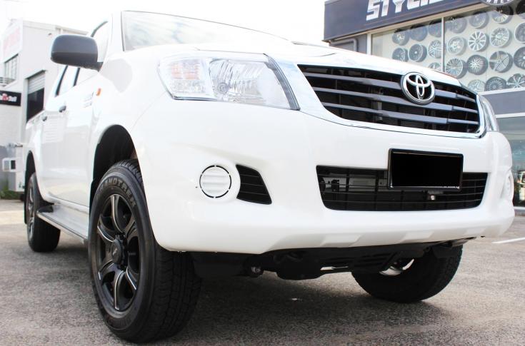 TOYOTA HILUX N70 4WD REBEL BLACK PIPED